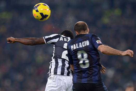 Sportellate tra Asamoah e Palacio. LaPresse